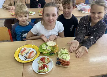 Agata, Kalina, Jędrek i Wojtek z przygotowanymi kanapkami