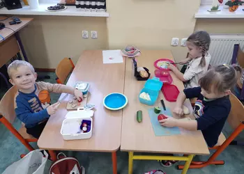 Dzieci z grupy 0b ze swoimi kanapkami