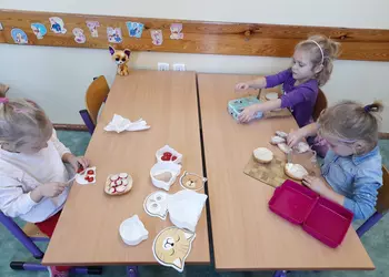 Dziewczynki z grupy 0 b przygotowują kanapki