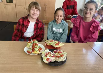 Maja, Marianna i Michalina prezentują wykonane kanapki