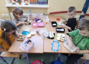 Ola, Majka ,Kacper i Natan przygotowują zdrowe kanapki