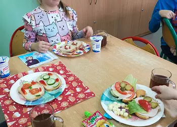 Uczniowie klasy 1a spożywają przygotowane kanapki