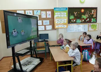 Uczniowie klasy 2 podczas zajęć z wykorzystaniem filmu programu Kubusiowi Przyjaciele Natury