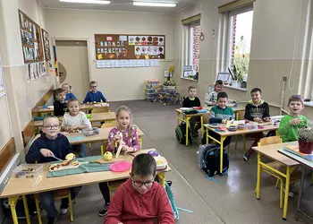 Uczniowie przygotowują szaszłyki z owoców