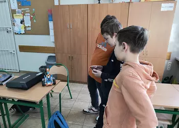 Chłopcy z klasy piątej testują działanie katapulty