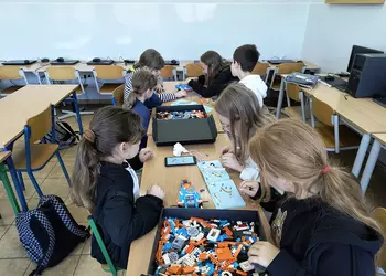 Uczniowie klasy czwartej konstruują samochody wyścigowe