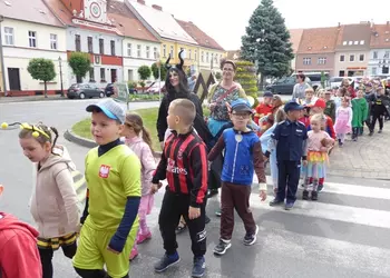 Dzieci podczas bajkowego korowodu