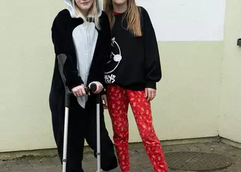 Dziewczęta z klasy czwartej w swoich piżamowych przebraniach