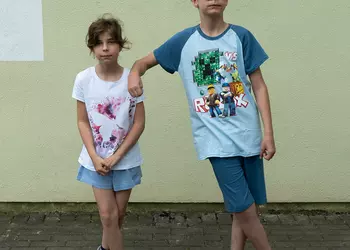 Oskar i Maja w piżamach