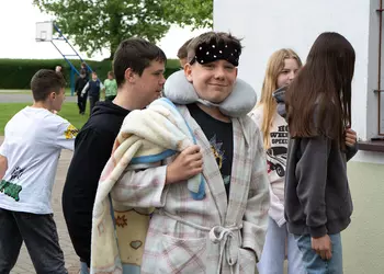 Szymon w piżamowej stylizacji