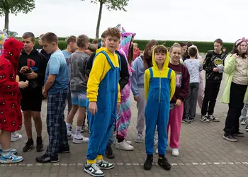 Uczniowie podczas przerwy prezentują swoje stroje