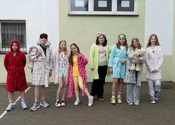 Uczniowie w szlafrokach