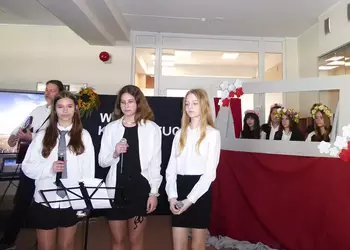 Uczennice śpiewające pieśni patriotyczne