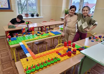 Gabrysia i Maja ze zbudowanym miasteczkiem