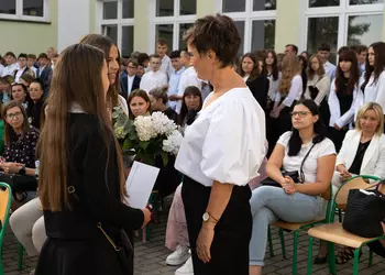 Uczniowie dziękują pani Lidii Jankowskiej za jej dotychczasową pracę wicedyrektora szkoły