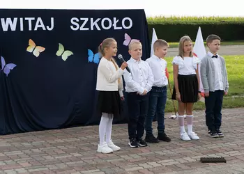 Uczniowie klasy drugiej podczas recytacji