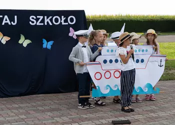 Uczniowie klasy drugiej podczas występu