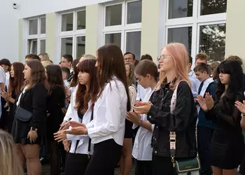 Uczniowie podczas uroczystego rozpoczęcia roku szkolnego