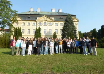 Uczestnicy zielonej szkoły na tle pałacu w Ciążeniu