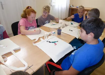Uczniowie klasy piątej dekorują torby wizerunkiem czajki