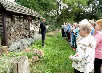 Uczniowie podczas wykładu na temat życia owadów