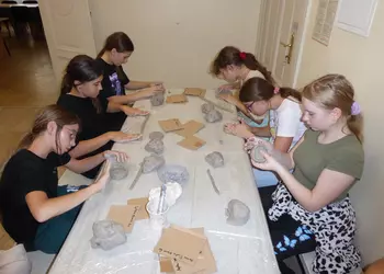 Uczennice klasy szóstej wykonują naczynia z gliny