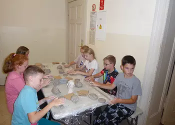 Uczniowie klasy piątej wykonują naczynia gliniane