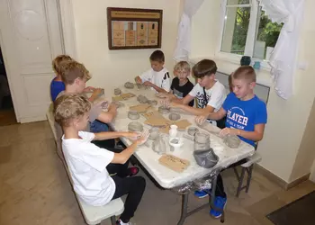 Uczniowie klasy piątej wykonują naczynia z gliny