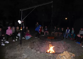 Pieczenie kiełbasek przy ognisku