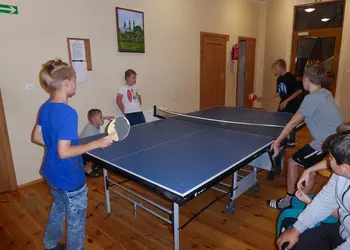 Wieczorna gra w tenisa stołowego