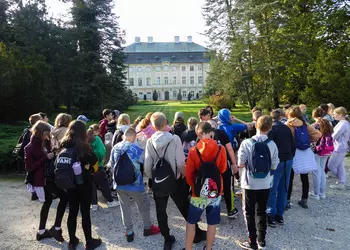 Zwiedzanie zespołu pałacowego w Ciążeniu