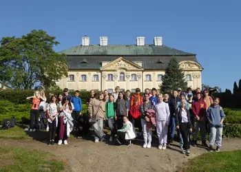 Zdjęcie grupowe uczniów przed pałacem