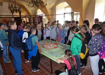 Uczniowie podziwiają makietę