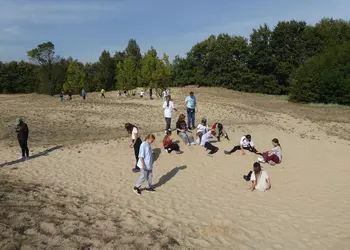 Zabawy uczniów na wydmach