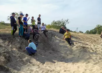 Zabawy chłopców na wydmach