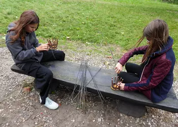 Dziewczęta z klasy szóstej podczas wyplatania koszyków