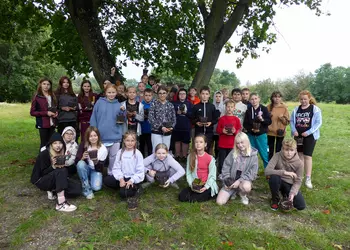 Uczniowie prezentują wykonane koszyki