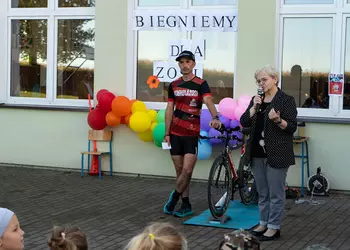 Powitanie pana Dominika przez panią dyrektor Małgorzatę Pawłowską-Górną