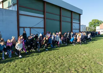 Uczniowie podczas rozgrzewki przed biegiem