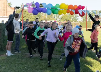 Uczniowie klasy trzeciej podczas biegu
