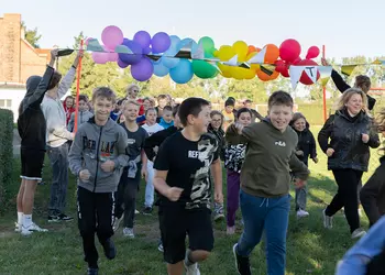 Uczniowie klas czwartych podczas biegu