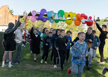 Uczniowie klasy szóstej podczas biegu