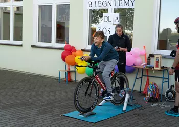 Bartek próbuje swoich sił na trenażerze