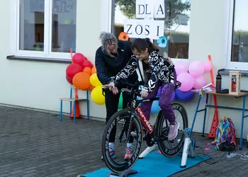 Maja próbuje swoich sił na trenażerze