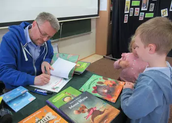 Marcin Kozioł podpisujący książki