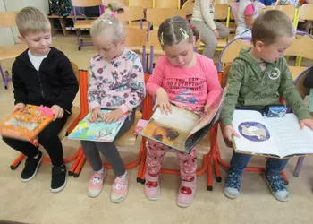 Przedszkolacy ze swoimi książkami