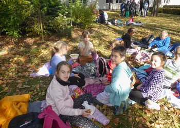 Uczennice podczas odpoczynku i posiłku