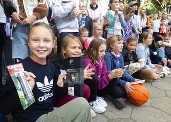 Uczestnicy rajdu prezentują zdobyte nagrody