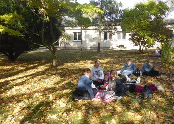 Uczniowie na linii mety rajdu