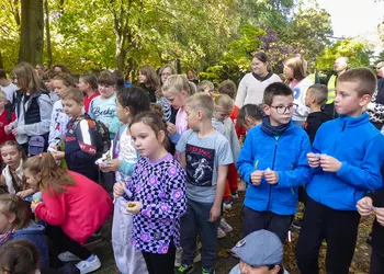 Uczniowie oczekują na losowanie upominków